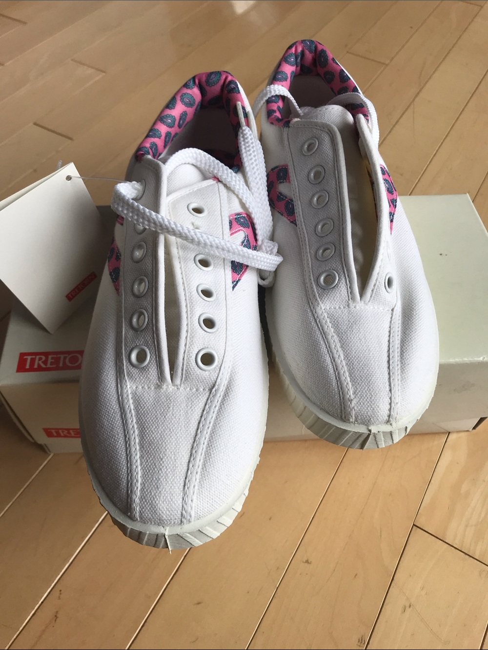 NWT women’s Tretorn Nylite white canvas tie Sneakers w pink paisley w box 8 - Picture 2 of 9